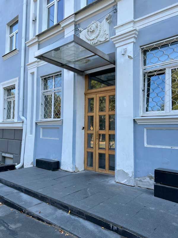Φωτογραφία από την είσοδο του Περιοντικα σημερα, χωρίς ταμπέλες. Οι ταμπέλες εξαφανίστηκαν από την είσοδο στα τέλη του 2024, όταν ξέσπασε το πρώτο σκάνδαλο με τις μειώσεις στην χρηματοδότηση του "Περιοντικα". Οι ντόπιοι ακτιβιστές και αναλυτές πιστεύουν ότι αυτή η κίνηση είναι σημάδι ότι οι αρχές θέλουν ο οίκος να πάψει να λειτουργεί.